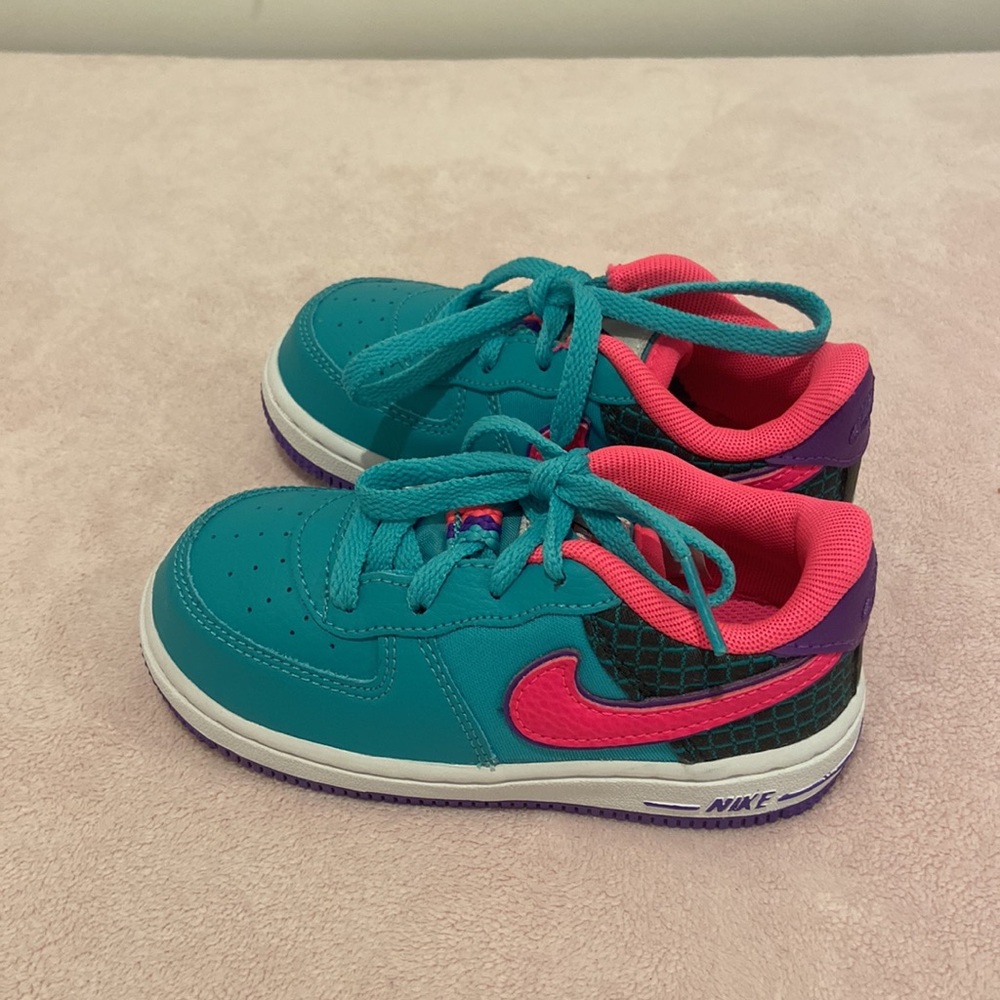 Brand new adorable Nike neon girls sneakers size 8, turquois/ pink/ purple! - Picture 3 of 4